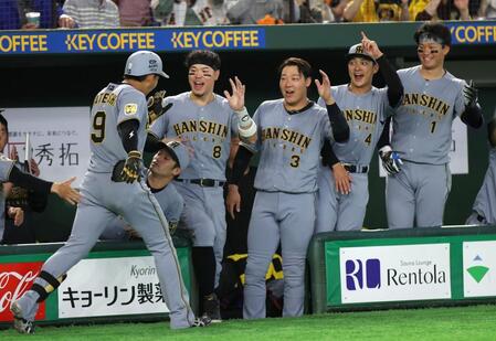 ５回、プロ初本塁打となる右越え２ランを放った立石（左端）を迎える（左から）佐藤輝、大山、熊谷、森下（撮影・伊藤笙子）