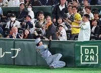 ８回巨人無死一塁、巨人・佐々木俊輔の左邪飛を好捕し転倒も一走・の進塁を阻止するため必死に送球の阪神・立石正広＝東京ドーム（撮影・金田祐二）