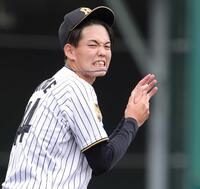 　３回、杉本の打球を左手首に受け、顔をしかめる早瀬