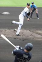 　１回、頓宮を二ゴロに仕留める早瀬（撮影・坂部計介）
