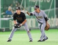 試合前、サードの位置で田中コーチ（右）から指導を受ける立石（撮影・伊藤笙子）