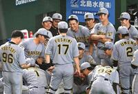 試合前の円陣で声を出す立石（左から２人目）＝撮影・堀内翔