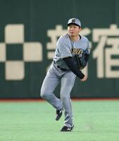 試合前、左翼の位置でシートノックを受ける森下（撮影・伊藤笙子）
