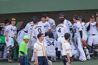 円陣の中心で声出しをして笑顔を見せる立石（中央奥）＝１９日