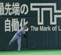 ２回、ダルベックの左前打を処理し、二塁へ送球する左翼手の森下（撮影・伊藤笙子）
