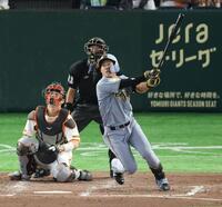 ５回、右中間にプロ入り１号となる２ランを放つ立石（撮影・金田祐二）