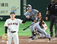 ５回、右中間にプロ入り１号となる２ランを放つ立石（撮影・金田祐二）