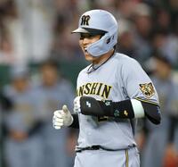 ５回、左越えソロを放ち、笑顔を見せる梅野（撮影・伊藤笙子）