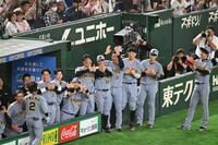 ５回、先制のソロを放った梅野（２番）を迎える阪神ナイン（撮影・堀内翔）