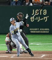 ５回、左越えに先制ソロを放つ梅野（撮影・金田祐二）