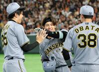 ５回、ソロを放ち才木らに迎えられる梅野（撮影・田中太一）