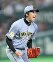 ４回、ダルベックから空振り三振を奪い、ほえる才木（撮影・伊藤笙子）