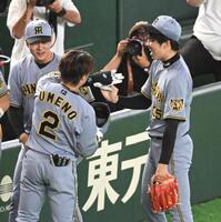 ５回、先制のソロを放った梅野（左）とタッチを交わす才木（撮影・堀内翔）