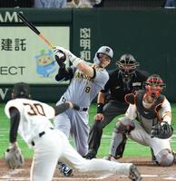 ７回、右前適時打を放つ佐藤輝（撮影・金田祐二）