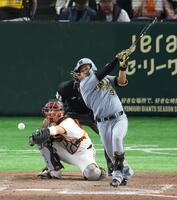 ７回、中前打を放つ立石（撮影・金田祐二）