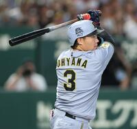 ７回、ライトオーバーの適時二塁打を放つ大山（撮影・伊藤笙子）
