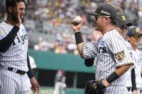 ５回、寺本の打球を好捕した小野寺はボールを掲げベンチに戻る（撮影・坂部計介）
