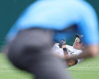 ５回、寺本の打球を中堅・小野寺が好捕する（撮影・坂部計介）