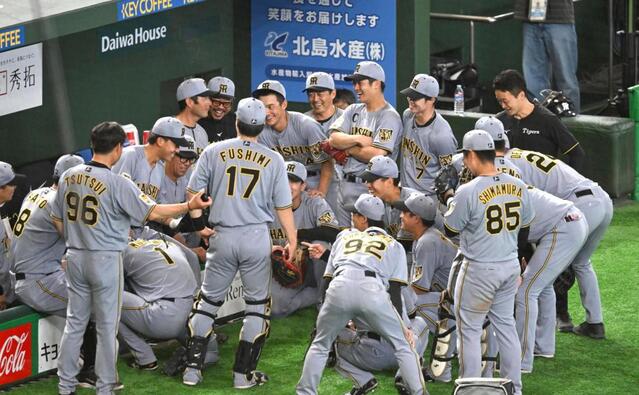 阪神　立石の声出しでナイン満面笑みに