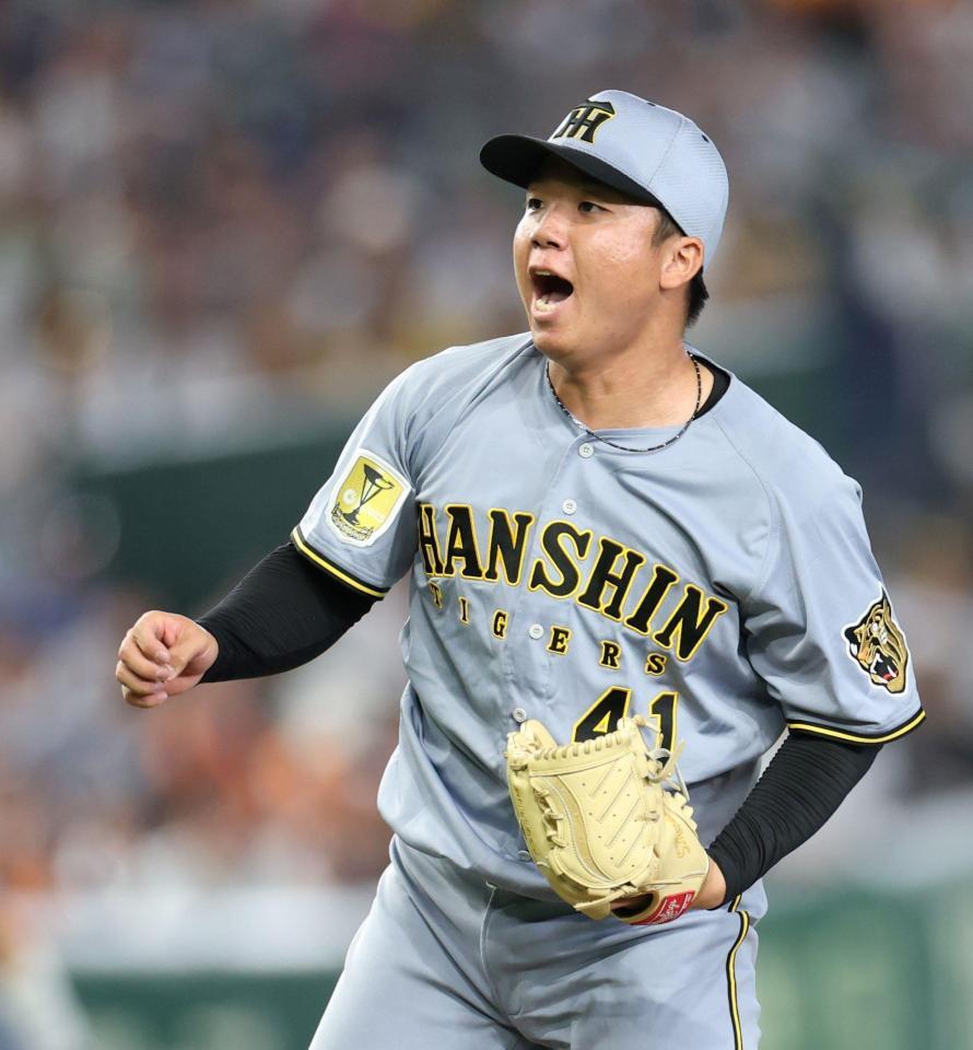 ７回、ダルベックから三振を奪い、ほえる村上（撮影・伊藤笙子）