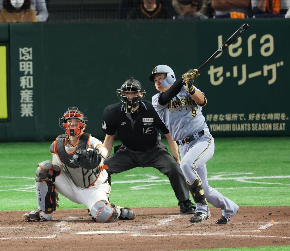 ５回、中前に先制２点適時打を放つ立石（撮影・金田祐二）