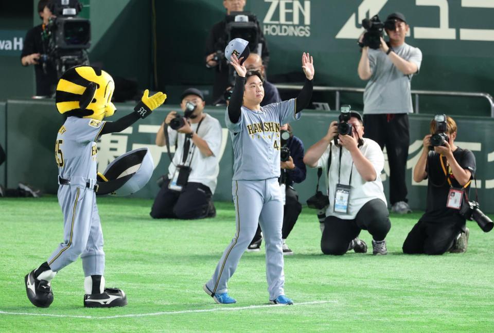 スタンドの声援に応える村上（撮影・金田祐二）