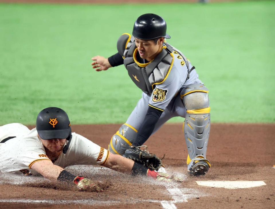 　１回、三走・浅野の生還を阻止する坂本（撮影・伊藤笙子）