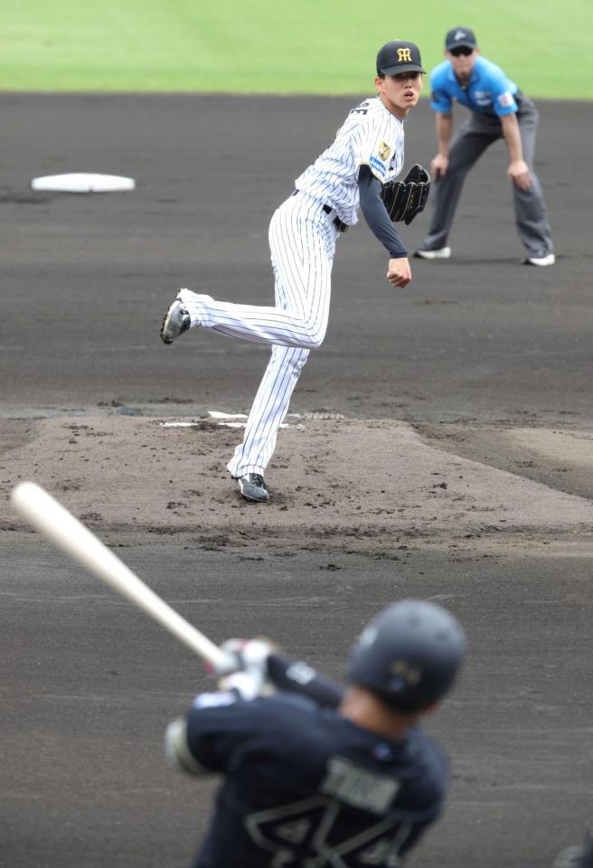 　１回、頓宮を二ゴロに仕留める早瀬（撮影・坂部計介）