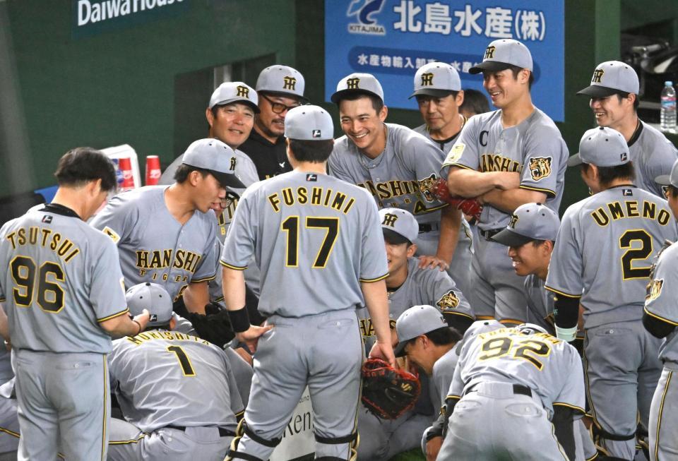 試合前の円陣で声を出す立石（左から２人目）＝撮影・堀内翔