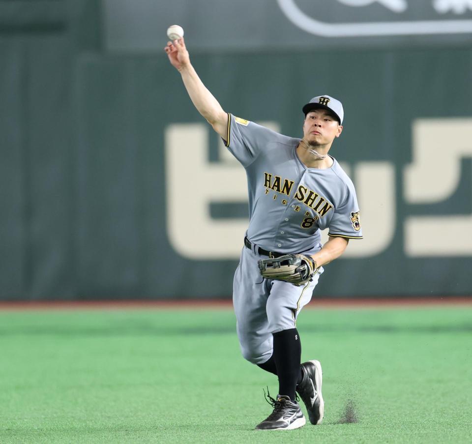 試合前、右翼の位置でシートノックを受ける佐藤輝（撮影・伊藤笙子）