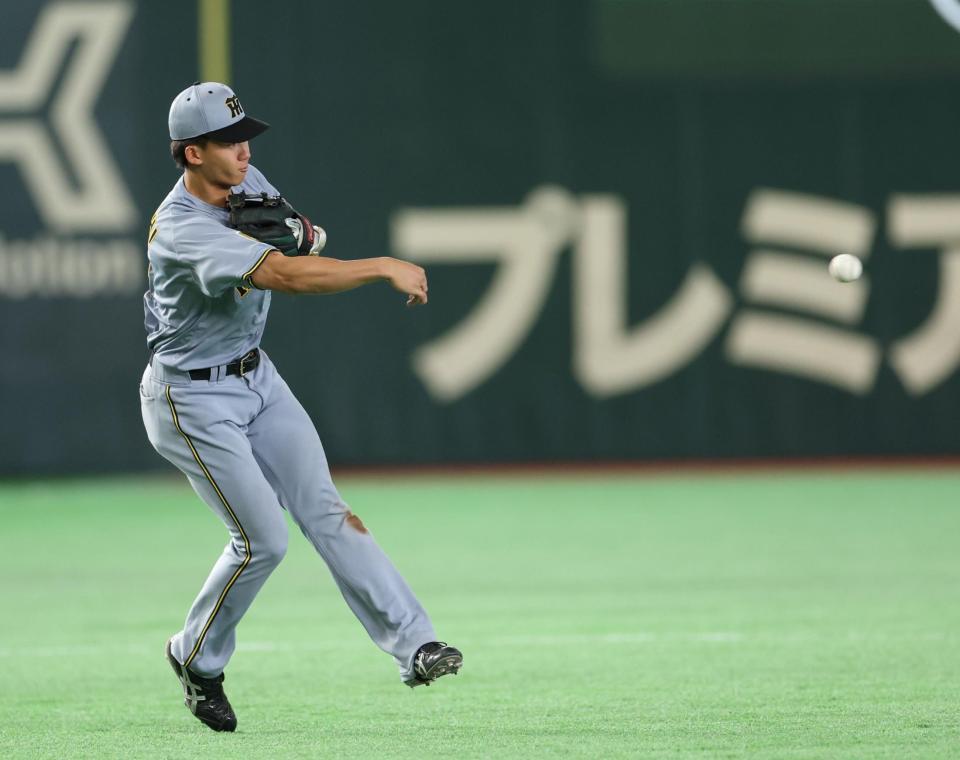 試合前のシートノックで三塁の守備をする立石（撮影・伊藤笙子）