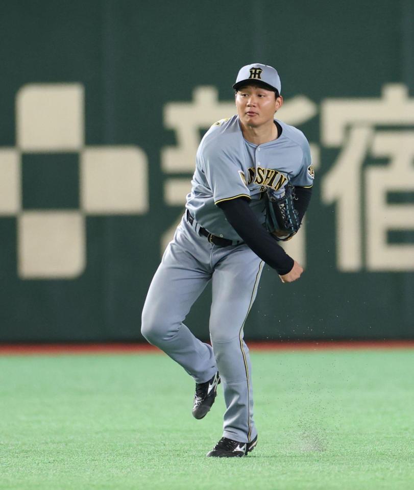 試合前、左翼の位置でシートノックを受ける森下（撮影・伊藤笙子）
