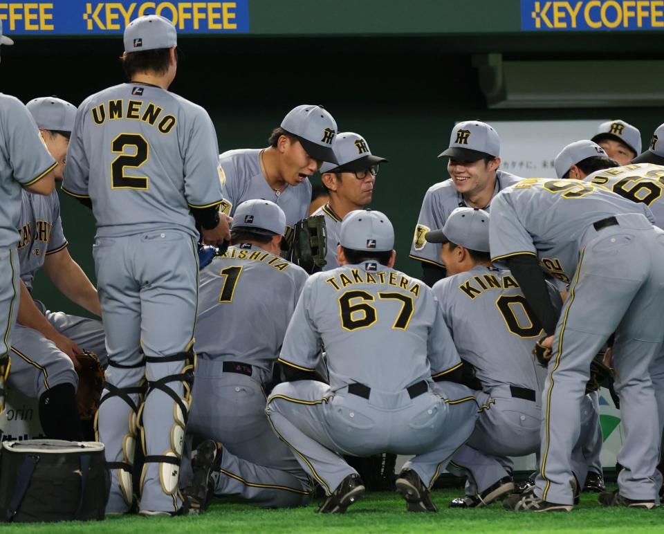 試合前、円陣で声出しをする立石（中央左）＝２３日