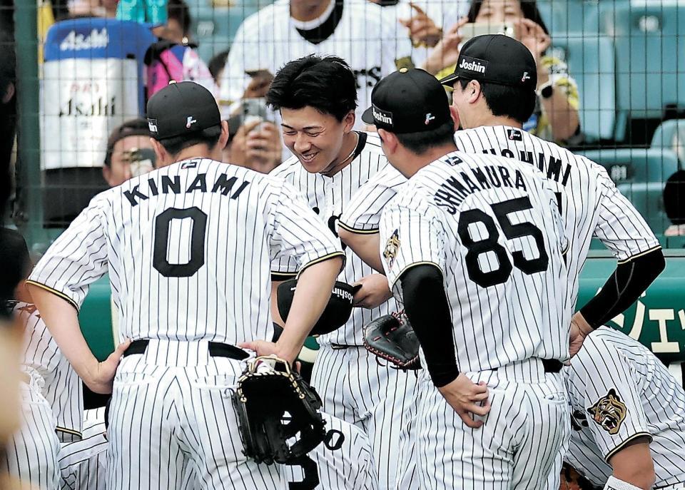 試合前、円陣で声出しをする立石＝２０日