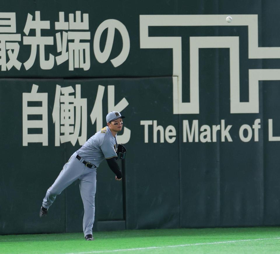 ２回、ダルベックの左前打を処理し、二塁へ送球する左翼手の森下（撮影・伊藤笙子）