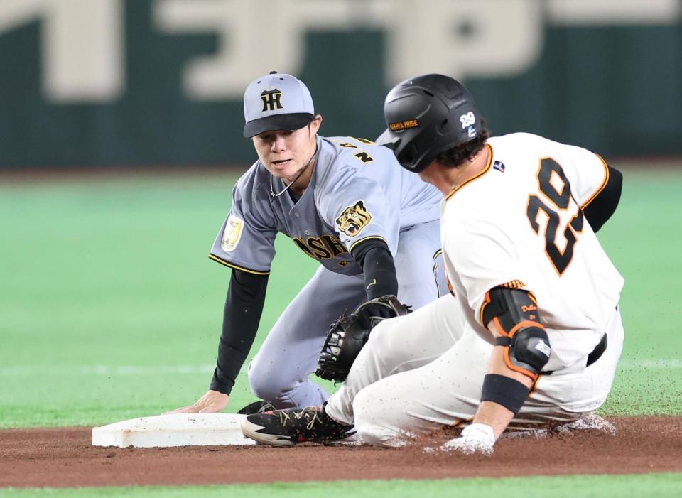 ２回、左翼手・森下からの送球を受け、ダルベック（手前）を二塁でアウトにする二塁手の中野（撮影・伊藤笙子）