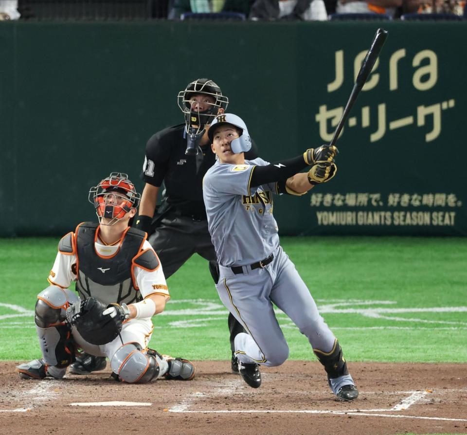 ５回、右中間にプロ入り１号となる２ランを放つ立石（撮影・金田祐二）