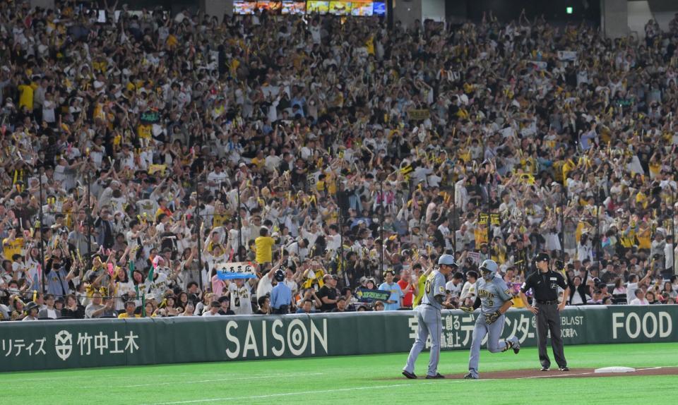 ５回、プロ初本塁打となる右越え２ランを放ち、歓声の中ダイヤモンドを一周する立石（撮影・伊藤笙子）