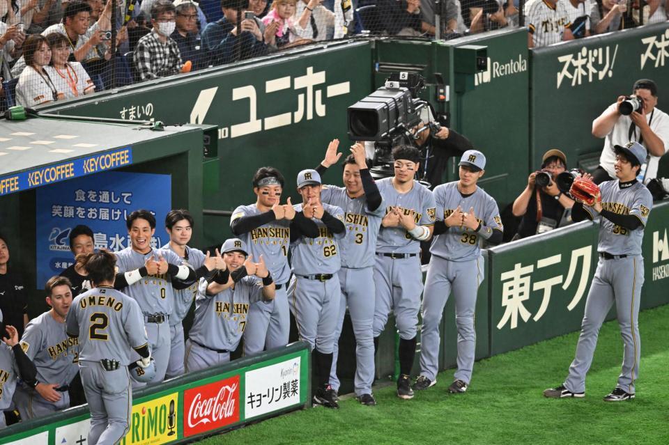 ５回、先制のソロを放った梅野（２番）を迎える阪神ナイン（撮影・堀内翔）