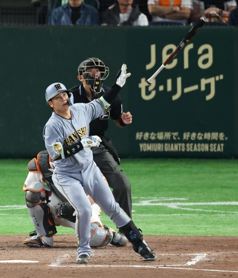 ５回、左越えに先制ソロを放つ梅野（撮影・金田祐二）
