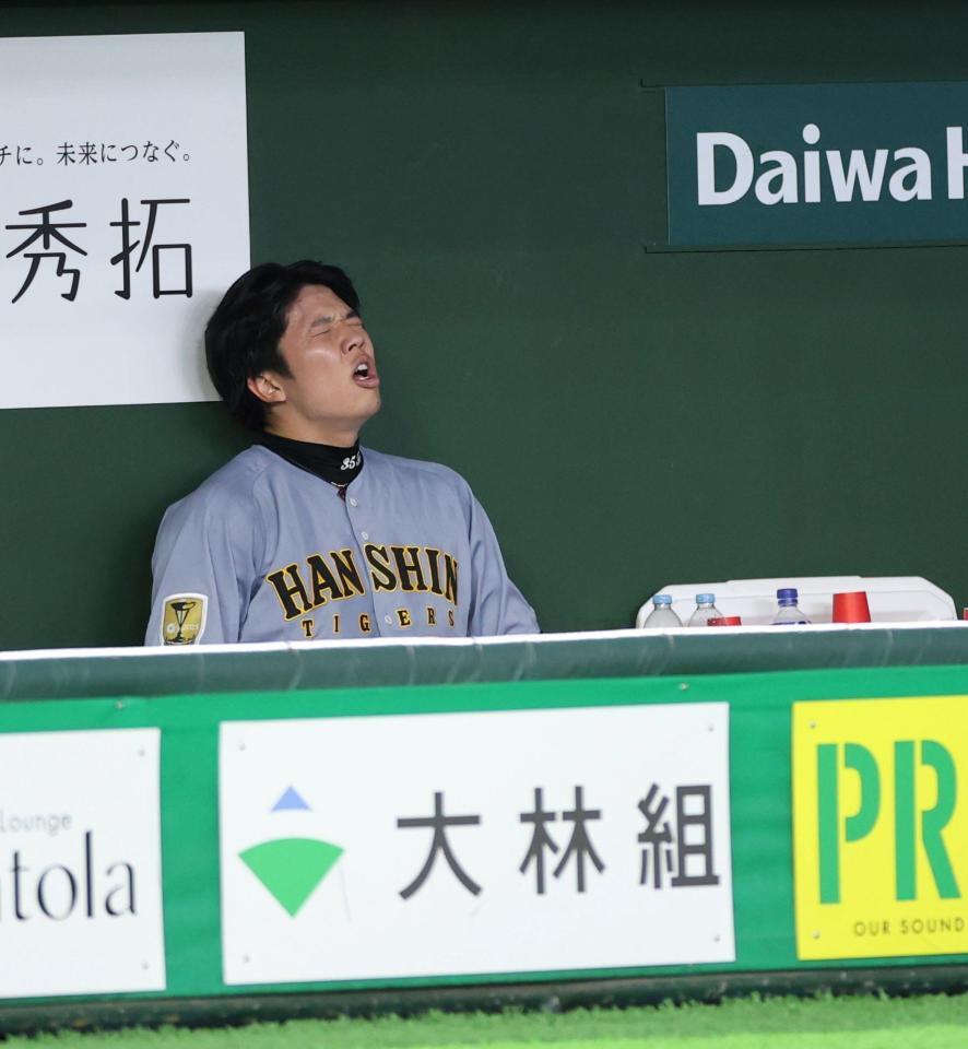７回、吉川に２ランを浴びて降板となり、ベンチで悔しがる才木（撮影・伊藤笙子）