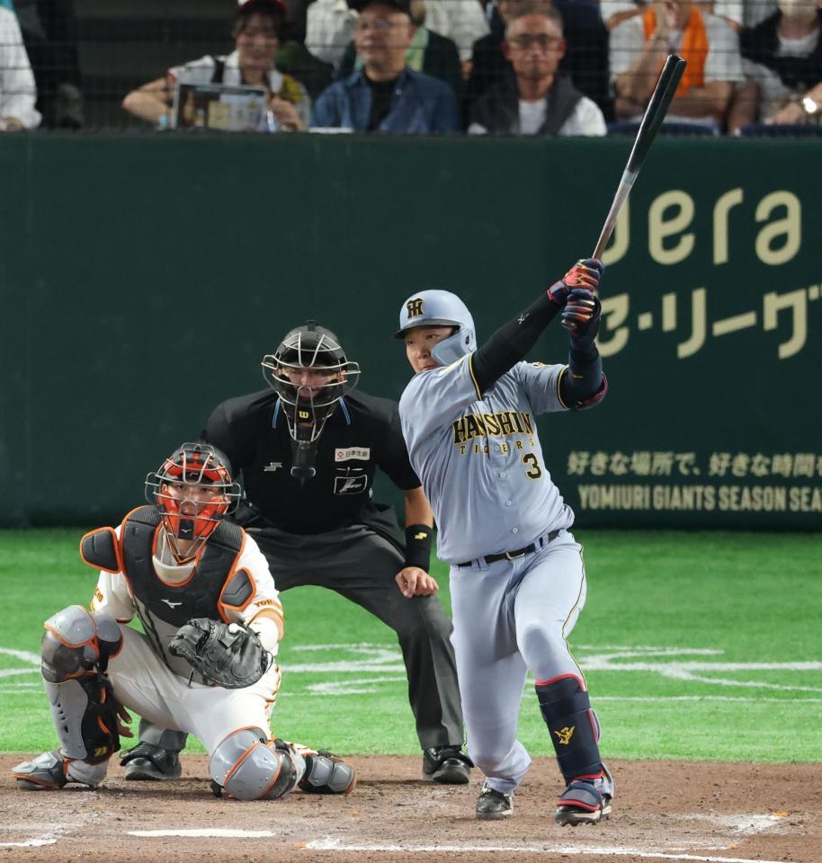 ７回、適時二塁打を放つ大山（撮影・金田祐二）