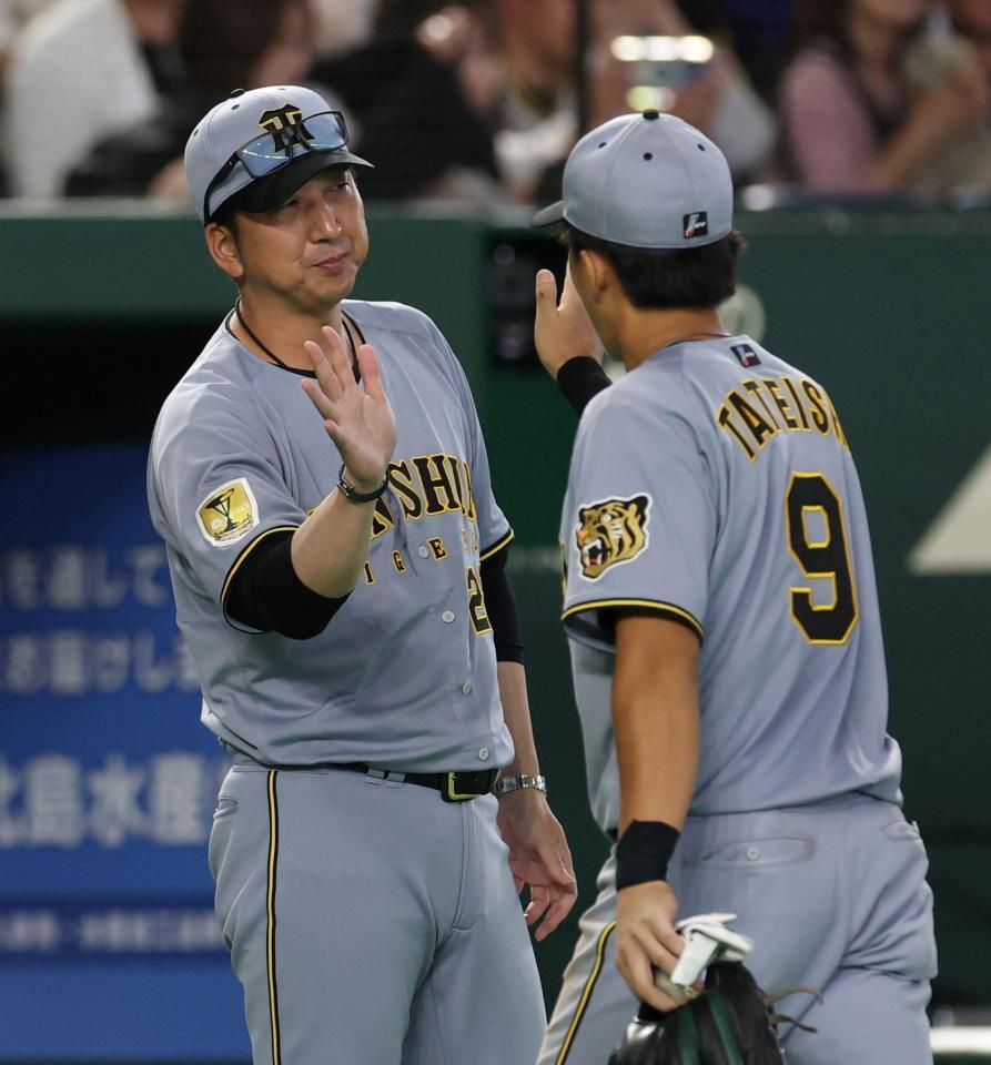 同一カード３連勝に貢献した立石（右）を迎える藤川監督（撮影・伊藤笙子）