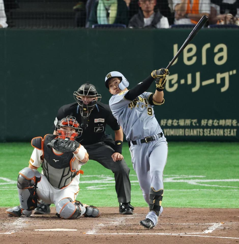 ５回、右中間にプロ入り１号となる２ランを放つ立石（撮影・金田祐二）