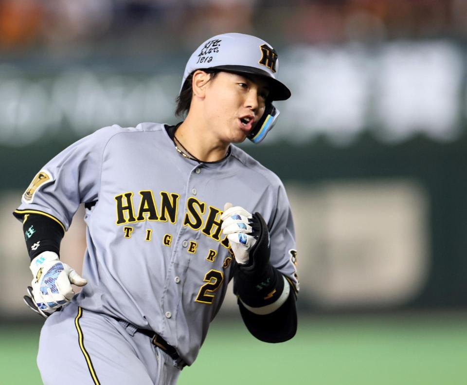 ５回、ソロを放ち本塁へ走る梅野（撮影・田中太一）