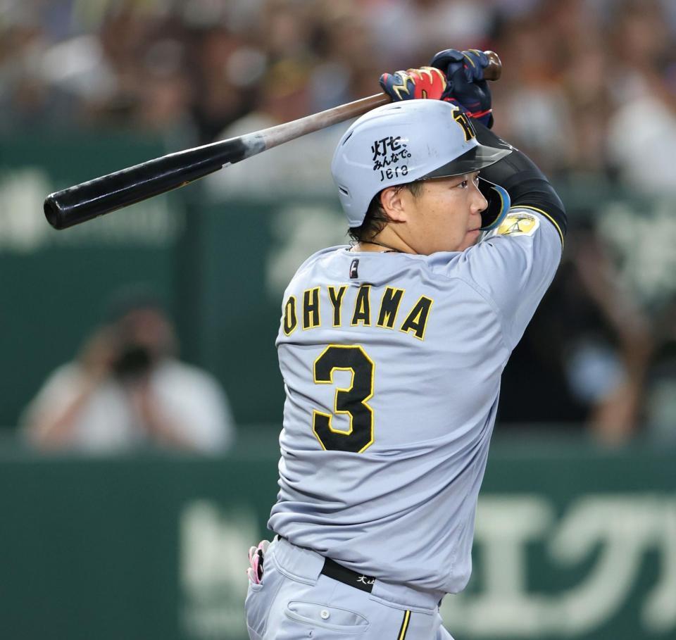 ７回、ライトオーバーの適時二塁打を放つ大山（撮影・伊藤笙子）
