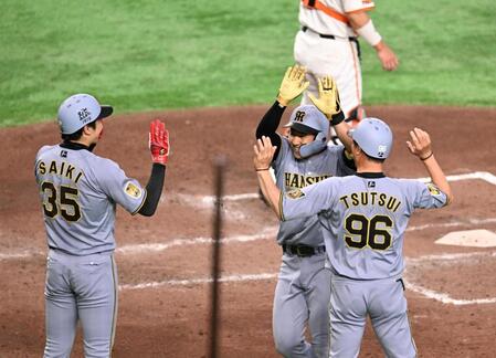 ５回、プロ初本塁打となる２ランを放ち迎えられる立石（右から２人目）＝撮影・堀内翔