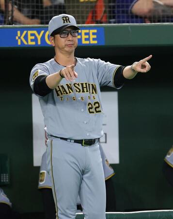 ２回、中野の一塁アウトの判定をめぐり、リプレー検証を要求する藤川監督（撮影・伊藤笙子）