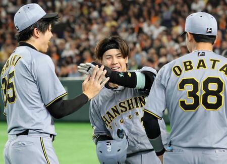 　５回、ソロを放ち才木らに迎えられる梅野（撮影・田中太一）
