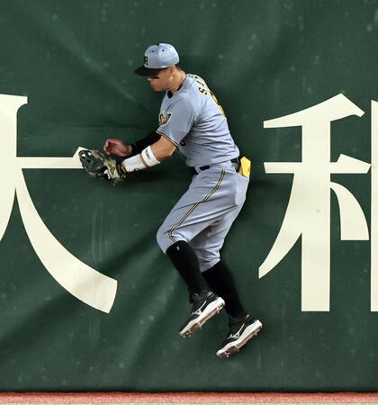 ５回、浅野の打球を捕りラバーにぶつかる佐藤輝（撮影・田中太一）